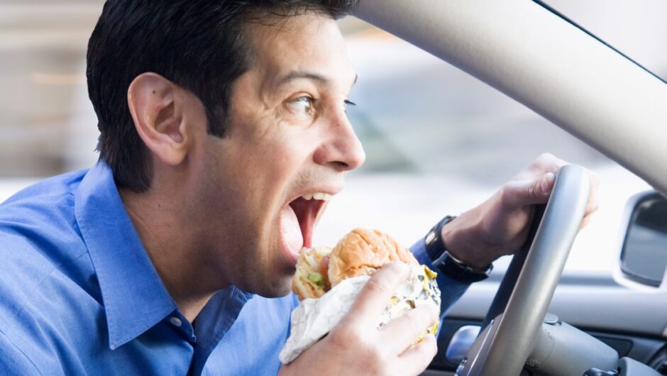 Οδήγηση: Πρόστιμο για όσους τρώνε μέσα στο αυτοκίνητο – Πότε σου παίρνουν το δίπλωμα