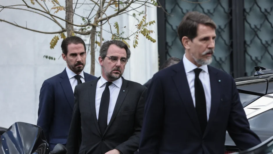 Η κωμωδία των «ντε Γκρες» και τα δεξιόστροφα παιχνίδια της κυβέρνησης