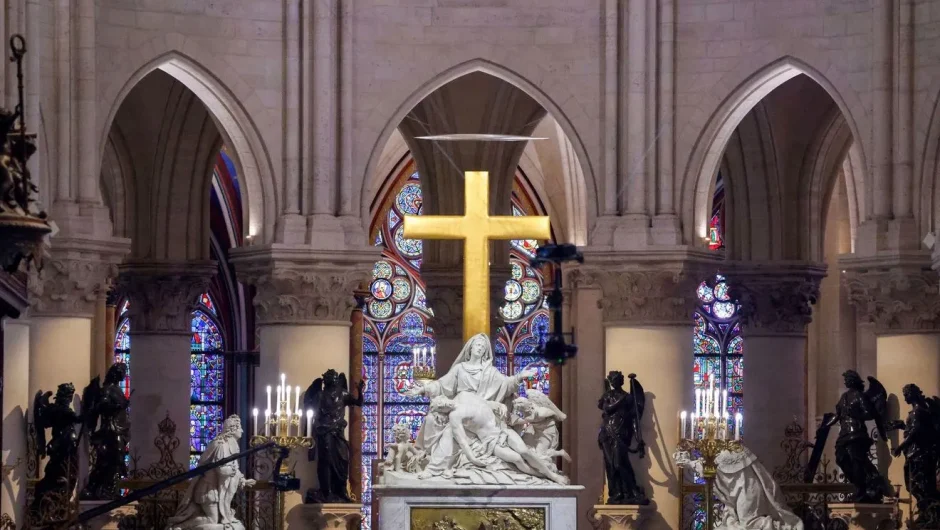 Παναγία των Παρισίων: 10 εντυπωσιακά καρέ από την ιστορική τελετή