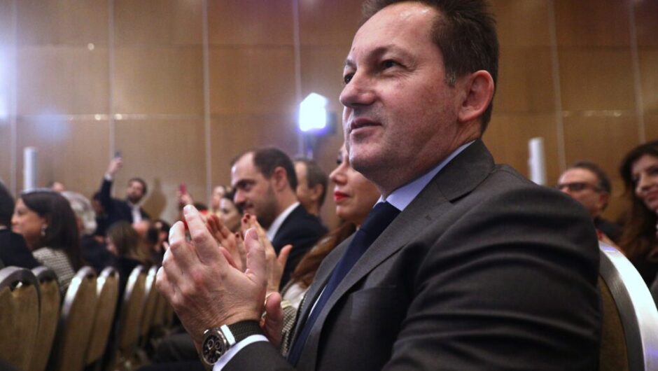 «Προσωπικότητες όπως ο Σαμαράς πρέπει να επιστρατεύονται» – «Σπάει» τη γαλάζια γραμμή ο Πέτσας; (Video)