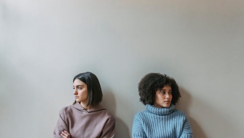 Τι λέει η γλώσσα του σώματος και πώς μπορούμε να τη διαβάσουμε;