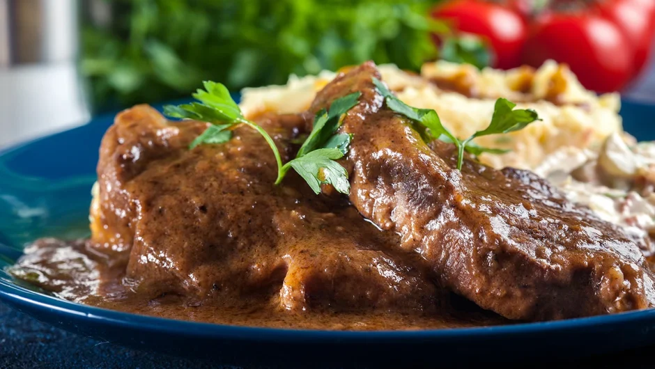 Κοκκινιστό χοιρινό με πράσα