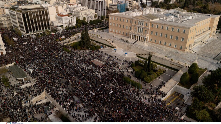 «Φουντώνει» η πολιτική αντιπαράθεση για τα Τέμπη: «Ναι» της κυβέρνησης για προ ημερησίας συζήτηση – Τα «πυρά» και οι διεργασίες στην αντιπολίτευση