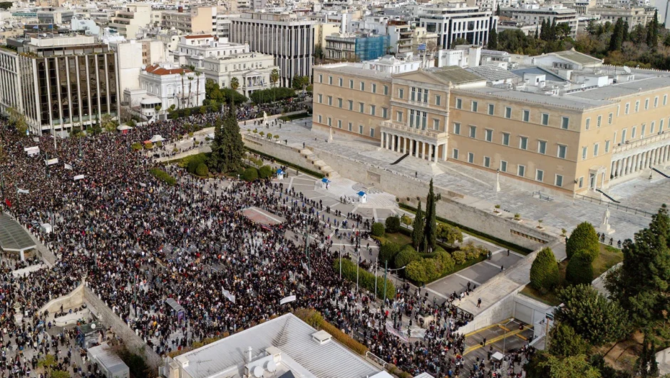 Η «κοινωνική αντιπολίτευση» και η ανύπαρκτη κομματική αντιπολίτευση