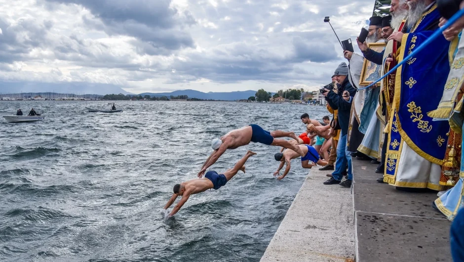 Οι τολμηροί βουτηχτάδες και τα έθιμα που αναβιώνουν στη Βόρεια Ελλάδα τα Θεοφάνεια