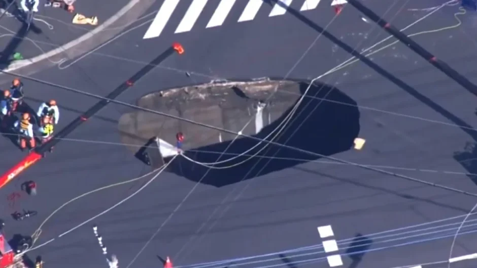 Ιαπωνία: Τεράστια τρύπα «κατάπιε» φορτηγό – Παγιδευμένος εδώ και 24 ώρες ο οδηγός (βίντεο)