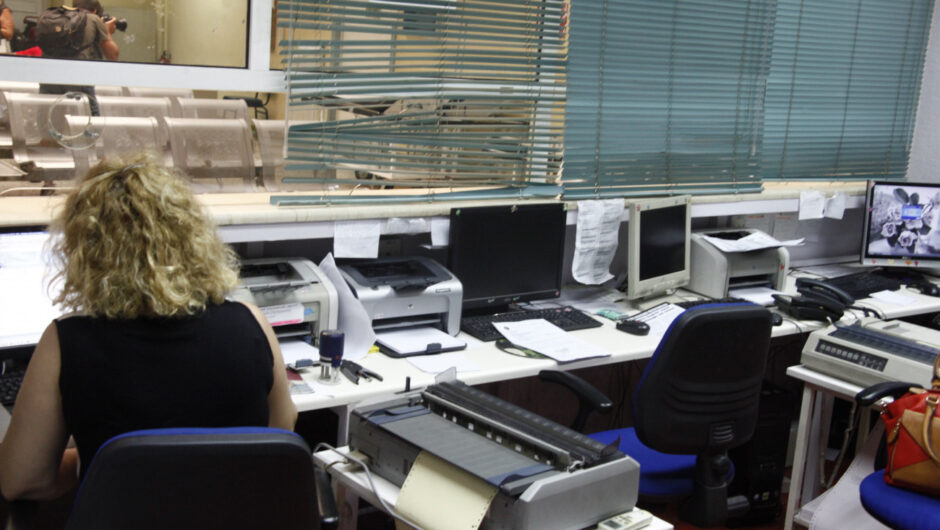 Βουλή: «Πάγο» σε επαναφορά των δώρων στο Δημόσιο βάζει η κυβέρνηση