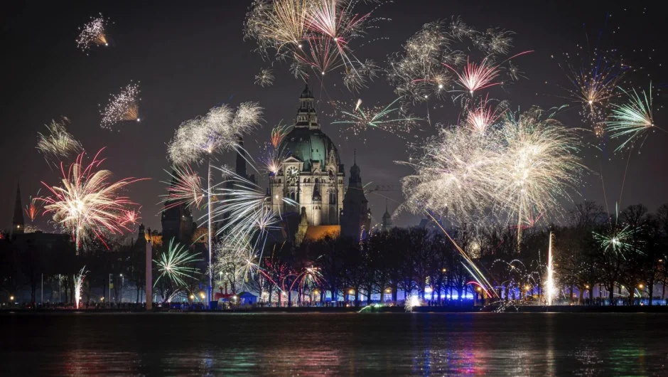 Ο πλανήτης υποδέχθηκε το 2025 με πυροτεχνήματα, αγκαλιές και βουτιές στον πάγο – Φαντασμαγορικό σόου σε Σίδνεϊ, Νέα Υόρκη και Ταϊβάν