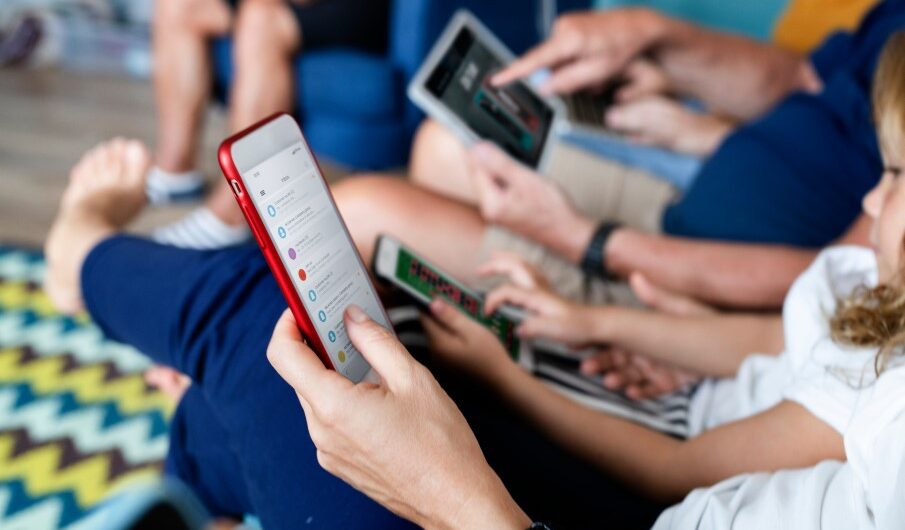 Κοινωνικά δίκτυα: Η συνήθεια που έγινε ανάγκη για μικρούς και μεγάλους