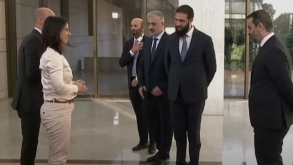 Συρία: Απέφυγε την χειραψία με την Μπέρμποκ ο αλ Σάρα – Έδωσε το χέρι μόνο στον Γάλλο υπουργό Εξωτερικών