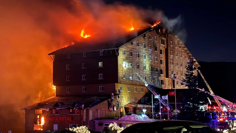 Σκηνές χάους από τη φωτιά σε ξενοδοχείο χιονοδρομικού κέντρου στην Τουρκία – Πώς πέθαναν 76 άνθρωποι