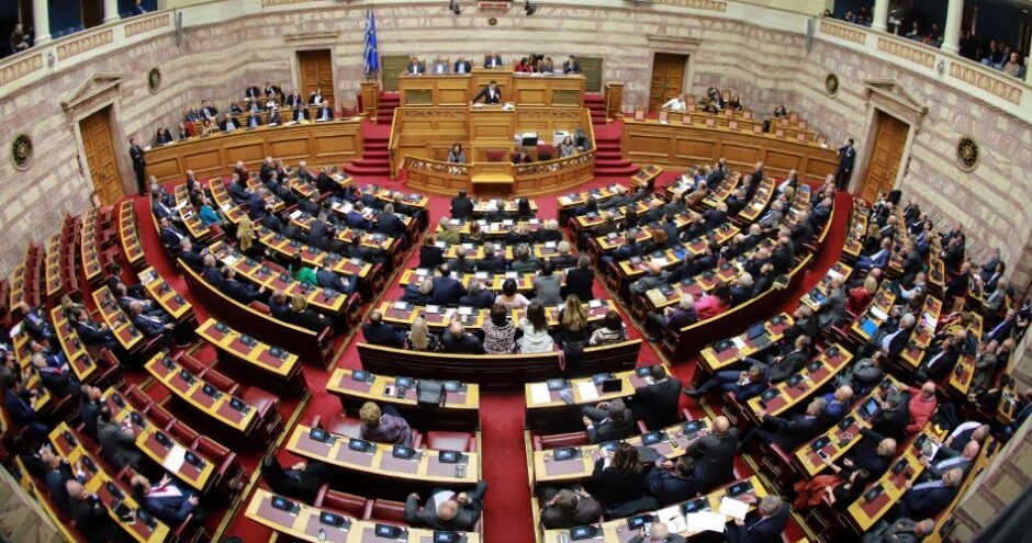 Η μπάλα τους παίρνει όλους παραμάζωμα, πλην της Ακροδεξιάς που χαμογελάει