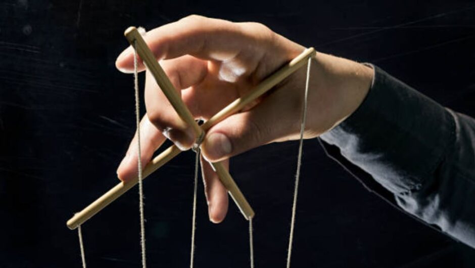 Έξυπνοι τρόποι που σας παγιδεύουν οι χειριστικοί άνθρωποι – Πώς να αμυνθείτε