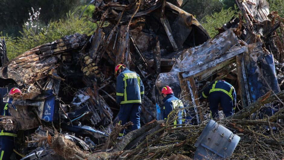 Νέες αποκαλύψεις για τα Τέμπη: Μαρτυρία για το «μπάζωμα» του χώρου – «Μου δόθηκε εντολή να πετάξω τα χώματα ως “άχρηστα”» (βίντεο)
