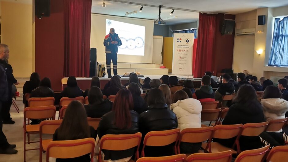 Σεμινάριο Πρώτων Βοηθειών – ΚΑΡΠΑ για τους μαθητές του Γυμνασίου Αμπελώνα (φωτό)
