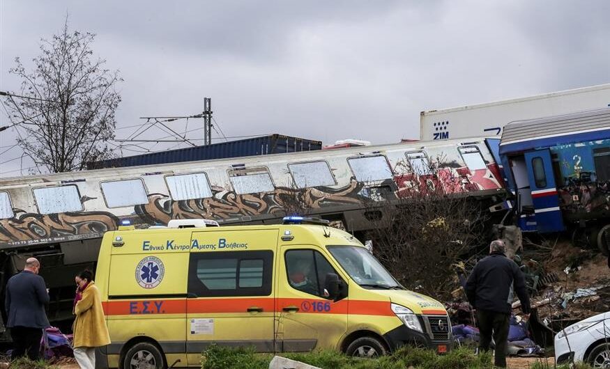 Οι διασώστες στη Λάρισα συγκλονίζουν: Θυμούνται τα πρώτα λεπτά μετά την τραγωδία στα Τέμπη- «Μας έφερε γλυκά κι έφυγε να κηδέψει την κόρη της»