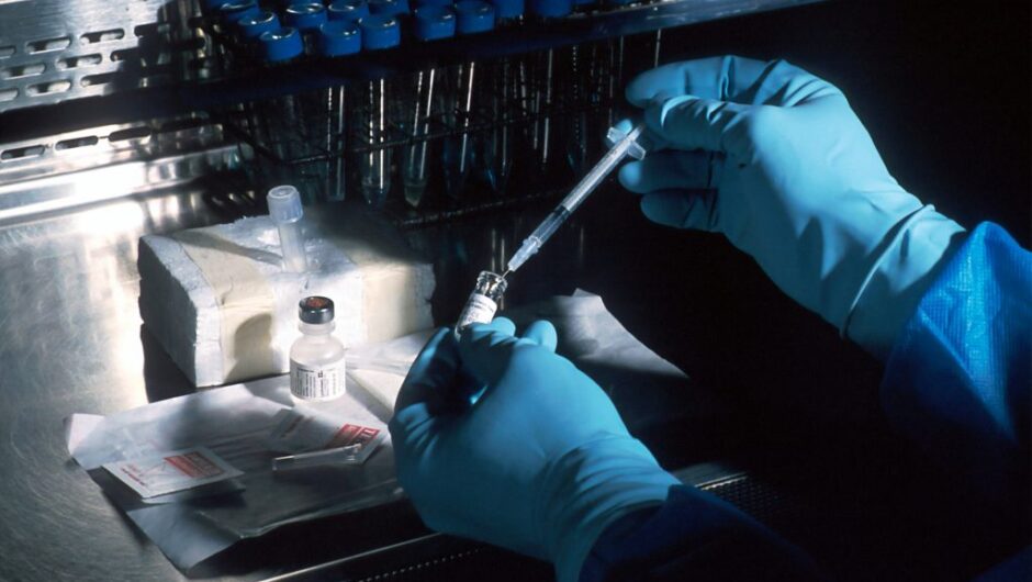 Κορονοϊός: Γιατί το εμβόλιο κατά του Covid προκάλεσε σε κάποιους χρόνια προβλήματα υγείας