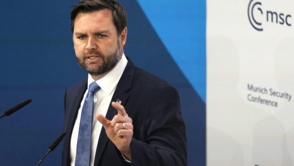 Ο αντιπρόεδρος των ΗΠΑ κουνάει το δάχτυλο και κάνει μαθήματα «Δημοκρατίας» στους Ευρωπαίους (Video)