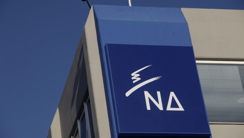 Η ΝΔ συνεχίζει να σφυροκοπά Ανδρουλάκη και μιλά για «ρεσιτάλ χυδαιότητας»