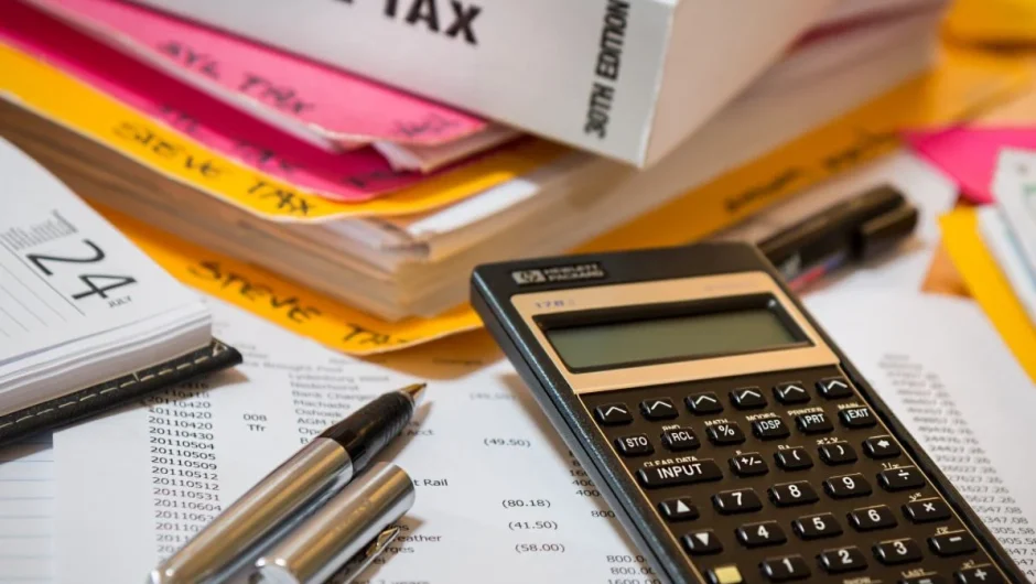 Φόροι: Πόσους περισσότερους πληρώσαμε το 2024 – Τι δείχνουν τα στοιχεία για τα φορολογικά έσοδα