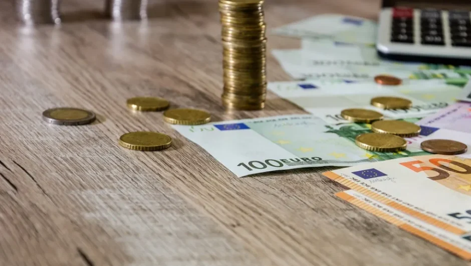 Οι Ελληνες δημόσιοι υπάλληλοι οι πιο φτωχοί στην Ευρώπη