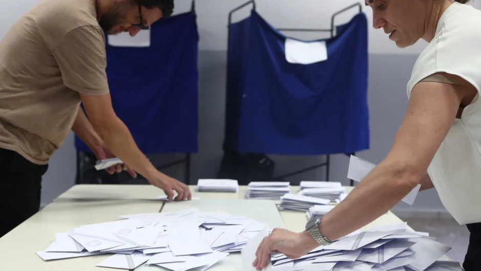 Δημοσκόπηση Prorata: Προβάδισμα 8,5 μονάδων της Ν.Δ. – Ισόπαλοι μετά τη μεταξύ τους κόντρα ΚΚΕ και Πλεύση, «εξαϋλώνεται» ο Κασσελάκης