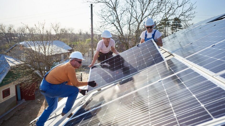 Φωτοβολταϊκά μπαλκονιού: Η νέα ευρωπαϊκή τάση στις ΑΠΕ με όφελος 25% στο ρεύμα