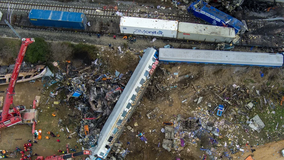 Πόρισμα για τα Τέμπη: «Μέσω προσομοίωσης καταλήξαμε ότι υπήρξαν 2,5 τόνοι εύφλεκτου υγρού – Δεν γνωρίζουμε πόσοι πέθαναν από τη φωτιά»