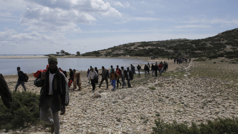 Οι δουλέμποροι «πιάνουν» Κρήτη και Γαύδο – Εκατοντάδες μετανάστες φτάνουν στη χώρα με βάρκες