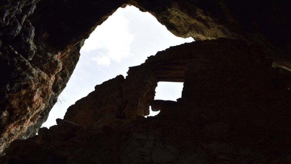 Το Σπήλαιο της Τσακαλόπετρας σε χωριό της Λάρισας και το ενδιαφέρον της NASA: Οι εξαφανίσεις, τα φώτα στον ουρανό και οι υπόγειες πόλεις (φωτο)
