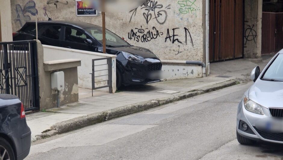 Το «μπάχαλο» σε δρόμο της Λάρισας με το πάρκινγκ και οι αγανακτισμένοι κάτοικοι: «Από που θα περάσει το ασθενοφόρο;» (φωτο)