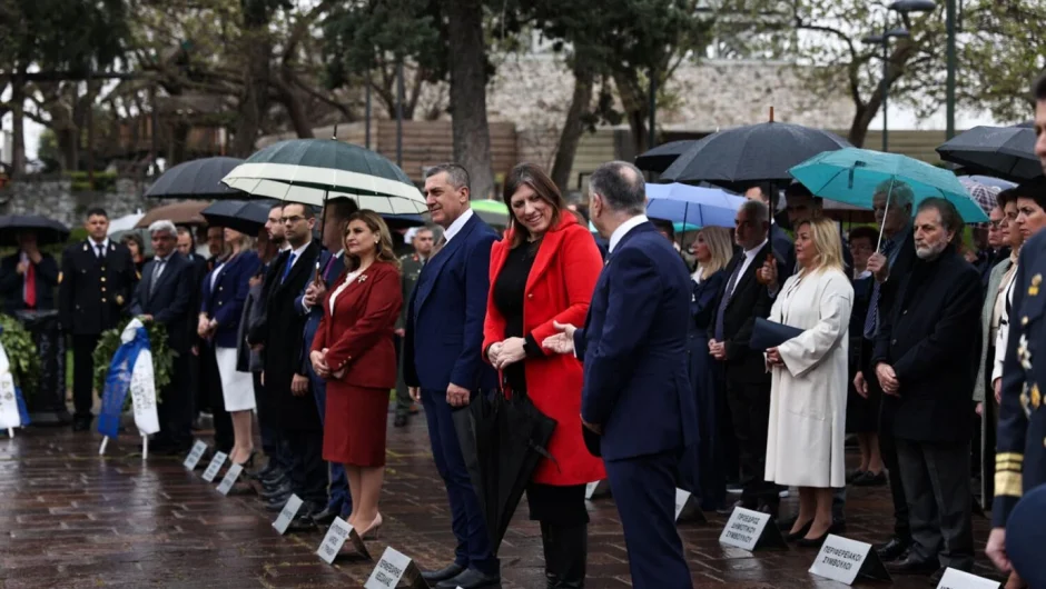 Αρνήθηκε να δώσει το χέρι της στον εκπρόσωπο της κυβέρνησης η Ζωή Κωνσταντοπούλου