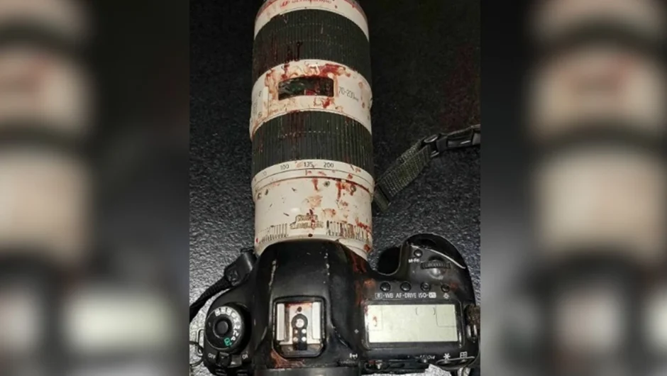 «Σαν εμπόλεμη ζώνη»: Η ματωμένη φωτογραφική μηχανή του φωτορεπόρτερ που χτυπήθηκε από κρότου-λάμψης στο Σύνταγμα