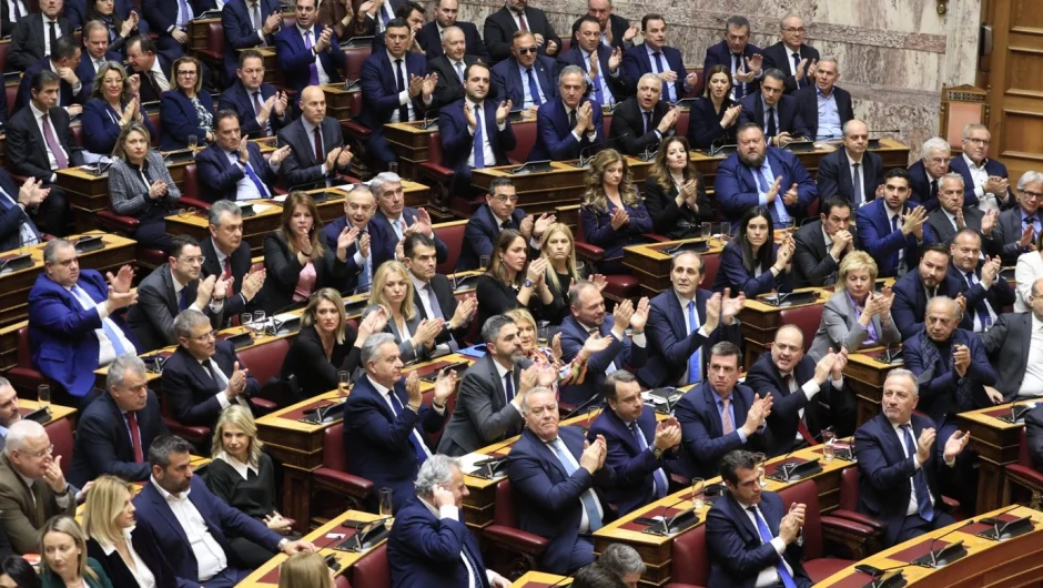 Ποιοι ήταν οι 7 απόντες από την ψηφοφορία επί της πρότασης δυσπιστίας – Ο μόνος βουλευτής εκτός ΝΔ που καταψήφισε