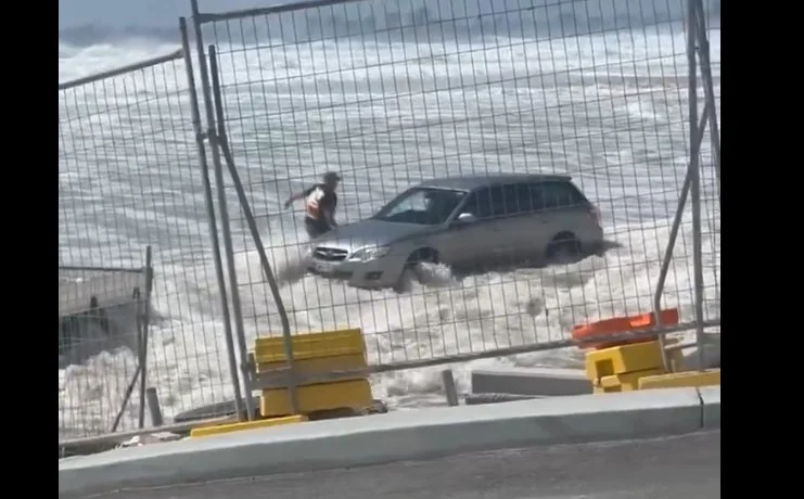 Αυστραλία – Καταιγίδα Άλφρεντ: Καρέ καρέ η στιγμή που τα κύματα παρασύρουν αυτοκίνητο σταθμευμένο σε πάρκινγκ