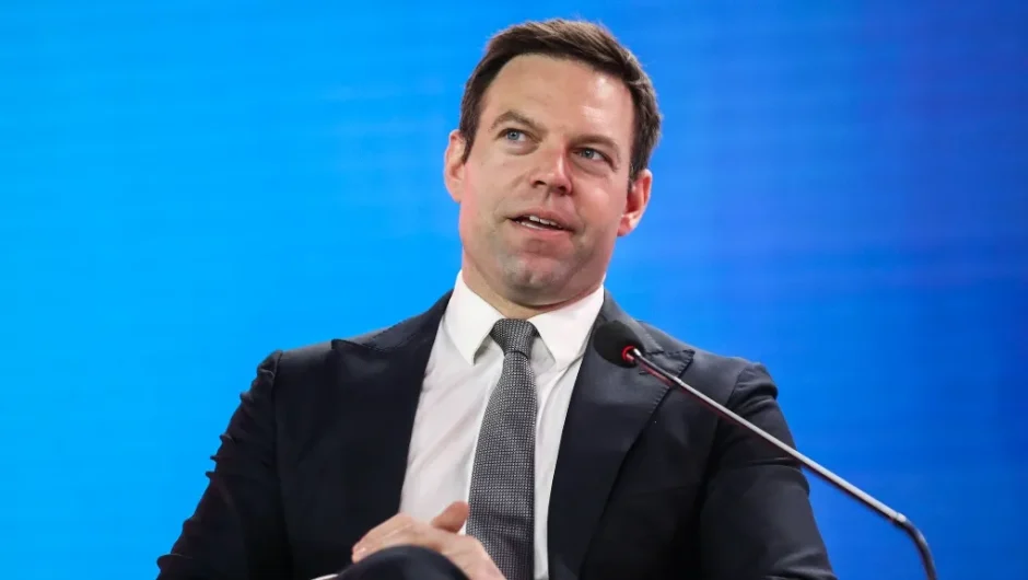 Οι 6+1 προτάσεις Κασσελάκη για την οικονομία: ΦΠΑ 15%, επαναφορά δώρων και επιστροφή αναδρομικών