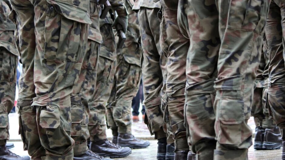 H Ευρώπη στα όπλα, ακόμη και οι γυναίκες στα χακί