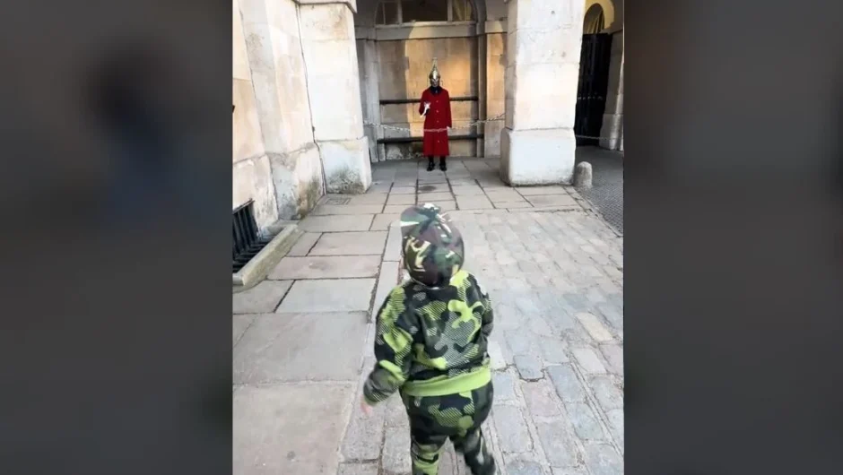 Βίντεο: Η αξιολάτρευτη στιγμή που Φρουρός του Βασιλιά σπάει το πρωτόκολλο για ένα τυφλό 8χρονο αγόρι