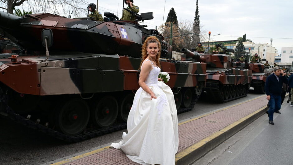 25η Μαρτίου: Νύφη στο Σύνταγμα λίγο πριν τη στρατιωτική παρέλαση – Η εικόνα που έκλεψε τις εντυπώσεις