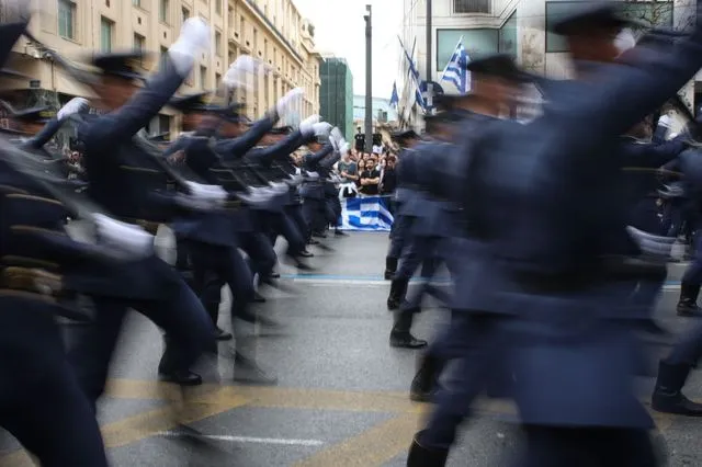 Θέλουμε στρατό με ανεγκέφαλους και χούλιγκαν;