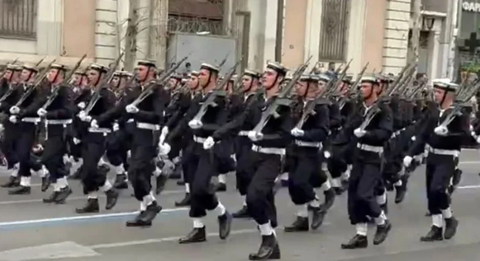 «Θύελλα» αντιδράσεων για τα συνθήματα της Σχολής Υπαξιωματικών του Ναυτικού κατά της Τουρκίας – ΕΔΕ για το περιστατικό στην παρέλαση