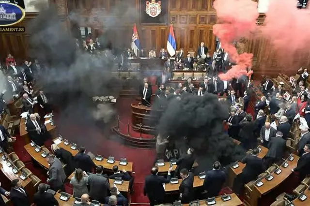 Καπνογόνα μέσα στη Βουλή της Σερβίας – Απίστευτα βίντεο