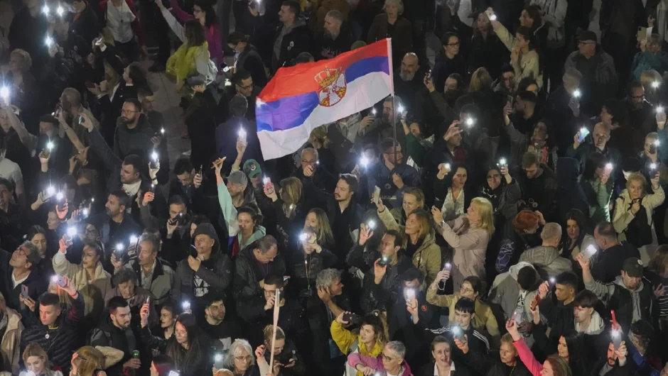 Συγκλονιστικές εικόνες από την ιστορική διαδήλωση του Σαββάτου στο Βελιγράδι – Περισσότερες από 300.000 στους δρόμους