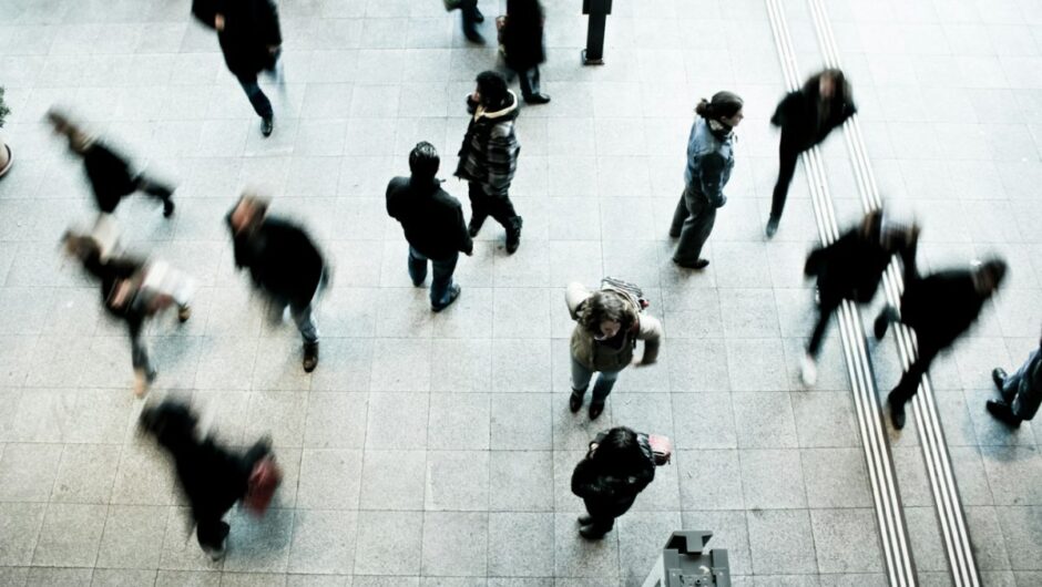 Ευρωβαρόμετρο: Οι Ευρωπαίοι ζητούν προστασία κι ενότητα – Προτεραιότητα το κόστος ζωής, μετά η άμυνα