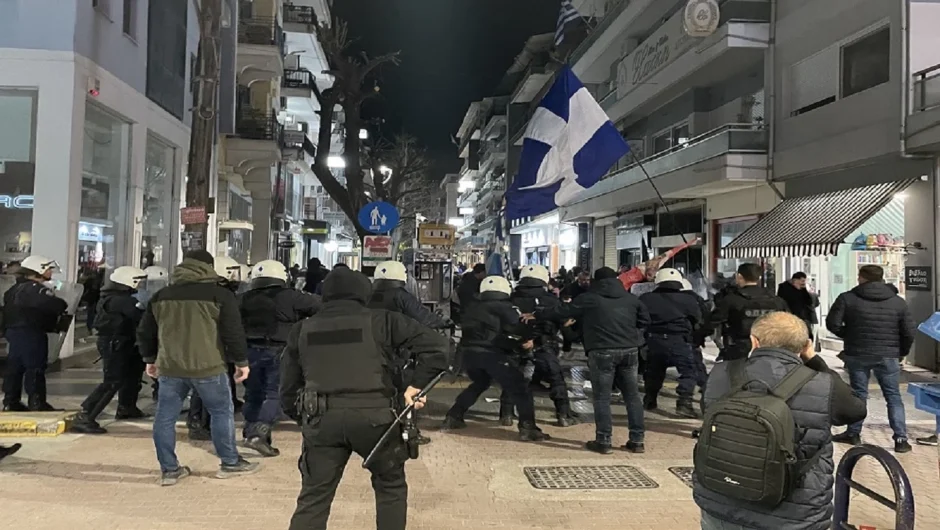 Επεισόδια έξω από παράσταση του Ζαραλίκου στη Λάρισα – Έκαψαν αφίσες και προσπάθησαν να σπάσουν την αστυνομική «αλυσίδα»