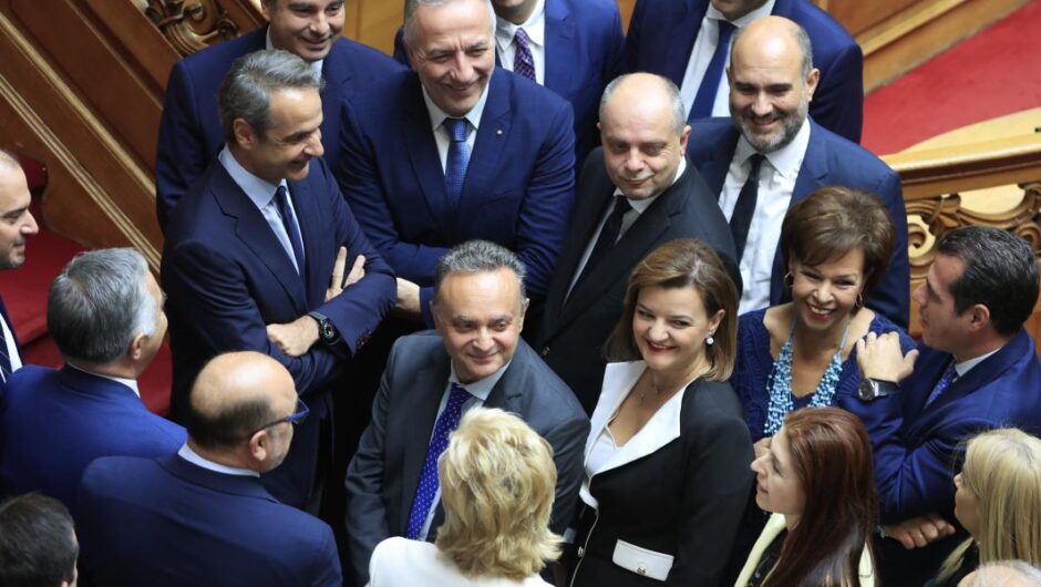ΝΔ / Repackaging μέχρι τη ΔΕΘ – Οι δελφίνοι και οι δυσαρεστημένοι