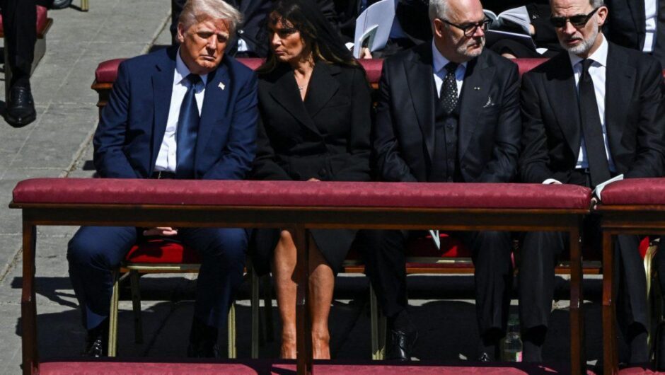 Με τέσσερις μόλις λέξεις, η Μελάνια Τραμπ έσωσε τον Ντόναλντ Τραμπ στο Βατικανό. Τι του είπε;