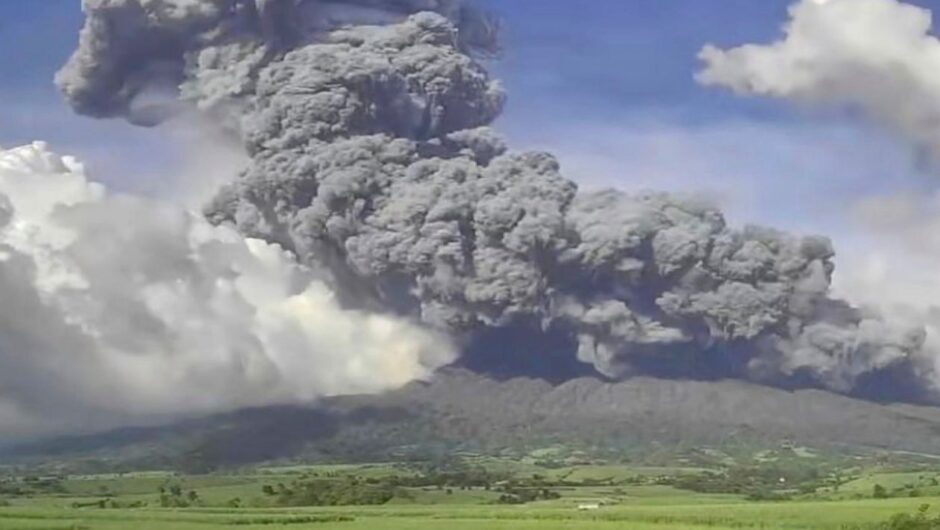 Εξερράγη το ηφαίστειο Κανλάον – Εντυπωσιακές εικόνες με την τέφρα να φτάνει τα 4 χιλιόμετρα ύψος