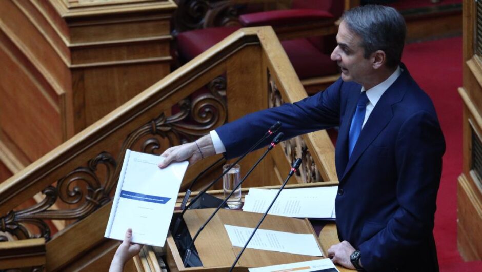 Κυβέρνηση / Ελεύθερη πτώση παρά την αντεπίθεση – Σε ρόλο Σαμψών ο Μητσοτάκης