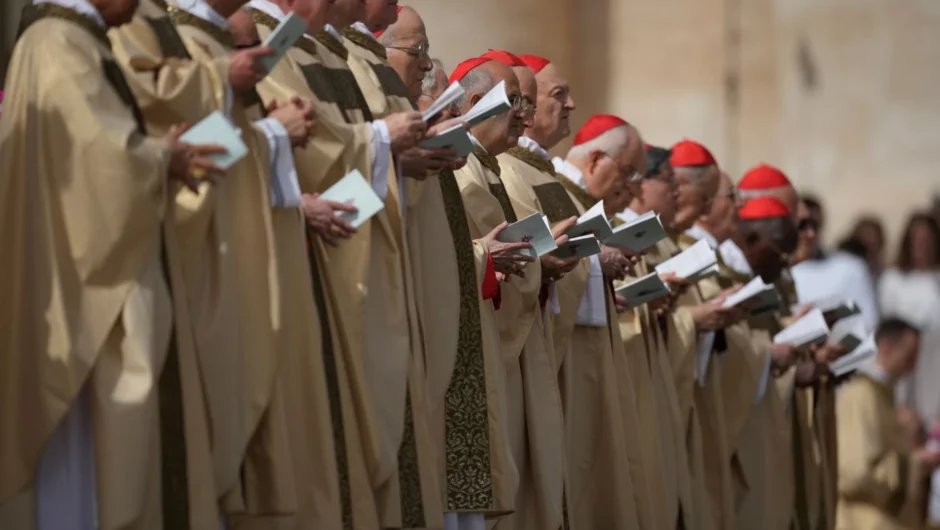 Αρχίζει η κούρσα της διαδοχής στο Βατικανό: Ποιοι είναι οι επικρατέστεροι υποψήφιοι – Τα βήματα για την ανάδειξη νέου Πάπα
